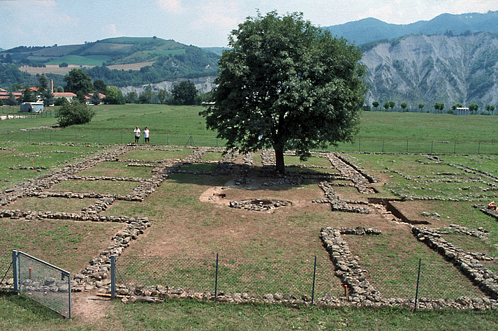 Ein frühes Atriumhaus: Das Haus der Hippokampen in Marzabotto aus der zweiten Hälfte des 5. Jahrhunderts v. Chr. [Nachweis: Foto Bentz]