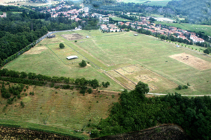 Das Areal der etruskischen Stadt Marzabotto mit dem regelmäßigen Planraster. [Nachweis: Foto Bentz]