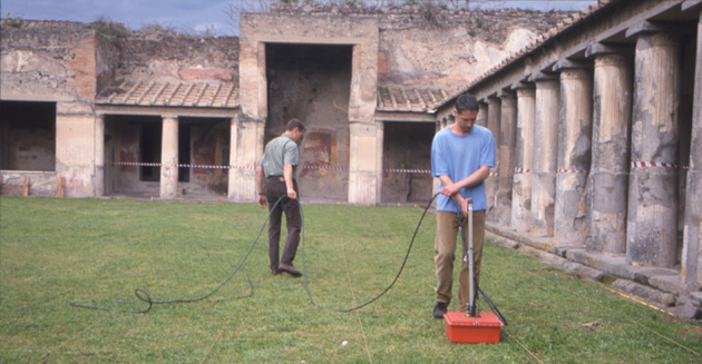 Deployment of geophysical methods during the search for the early city wall of Pompeii in the Terme Stabiane in 2001. (Photo Pirson/Dickmann)