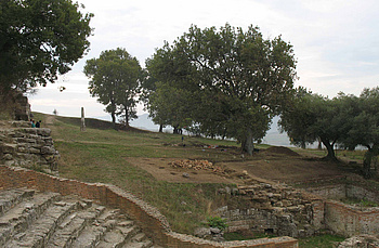 Ausgrabungen 2007 auf der Terrasse südöstlich des römischen Odeions und des Bouleuterions an der sog. Amphorenmauer (Foto Fiedler).