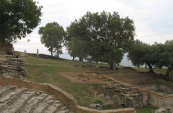 Excavations 2007 on the terrace southeast of the Roman Odeions and the Bouleuterions at the so-called Amphora-Wall (Photo Fiedler).