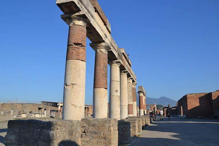 Blick in die Ostportikus des Forums von Pompeji. (Foto Flecker/Lipps)