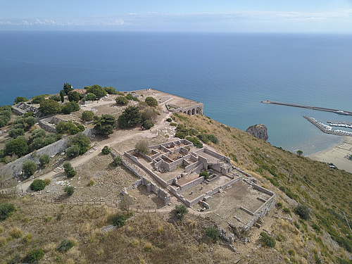 Das Areal des „piccolo tempio“ dem Monte Sant’Angelo in Terracina aus der Luft (Foto: Terracina-Projekt)