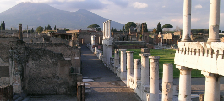 Forum von Pompeji, der westliche, teilweise rekonstuierte Porticus nach Norden. (Foto Kockel)