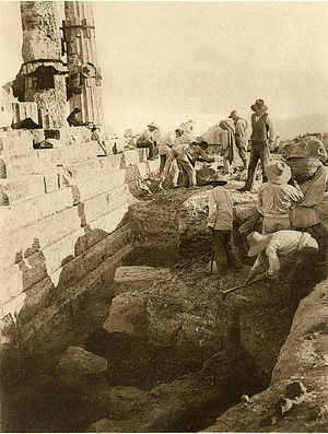 The Academy’s first archaeological excavation: Adolf Furtwängler’s examination of the Temple of Aphaia on the island of Aegina in 1901. (A. Furtwängler [Hrsg.], Aegina: Das Heiligtum der Aphaia, München 1906, Tafel 9, 3)